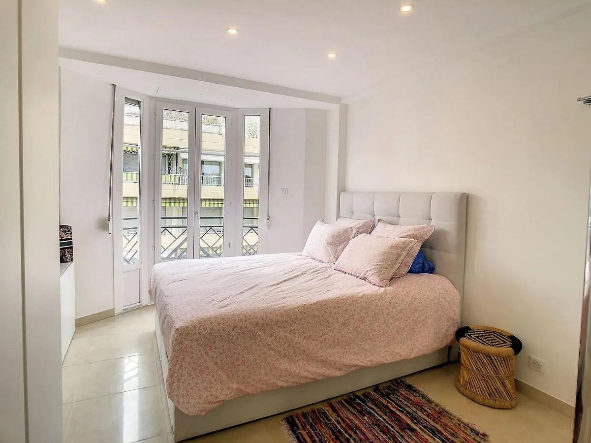 Quality 2 Bedroom Pasteur, 5 Mins From Croisettte 352 Cannes Apartment