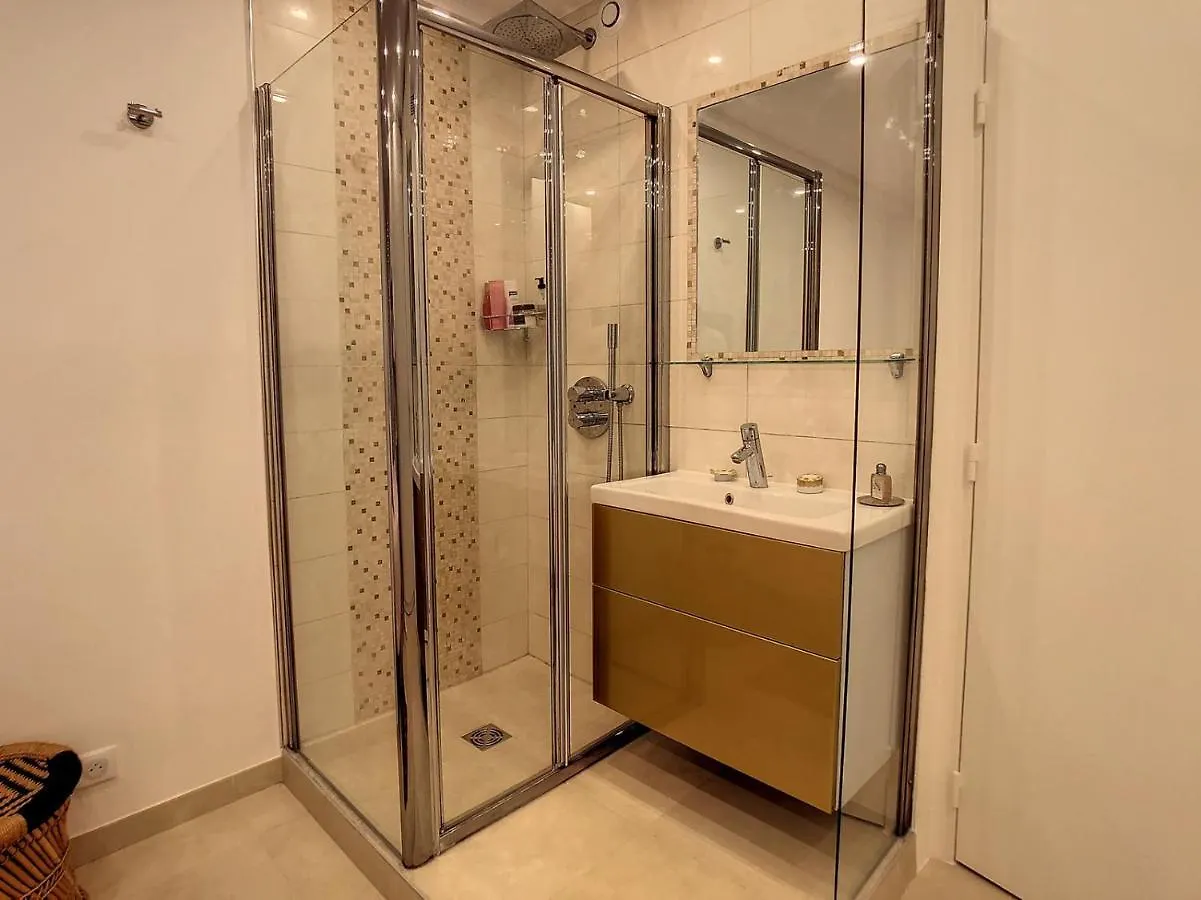 Quality 2 Bedroom Pasteur, 5 Mins From Croisettte 352 Cannes Apartment