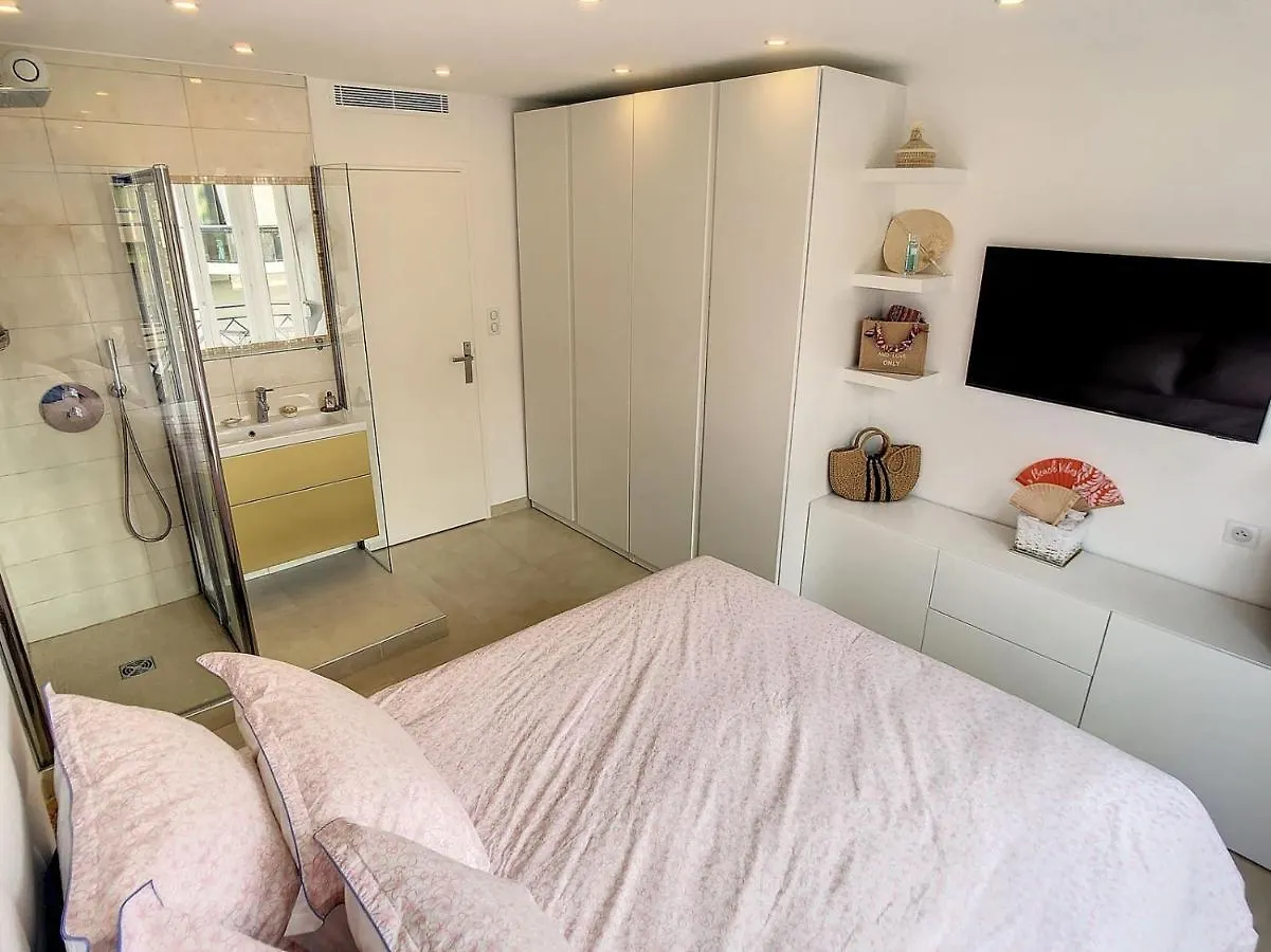 Quality 2 Bedroom Pasteur, 5 Mins From Croisettte 352 Cannes Apartment